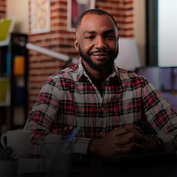 Entrepreneur regardant l'objectif